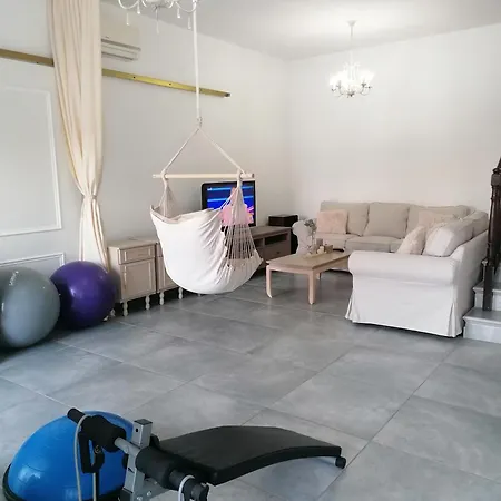 The Host - Women And Couples Only Homestay *